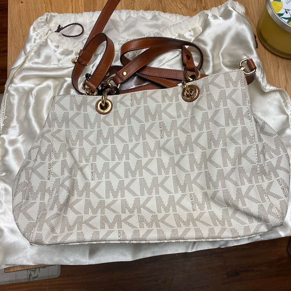 Michael kors purse. Very lightly used
